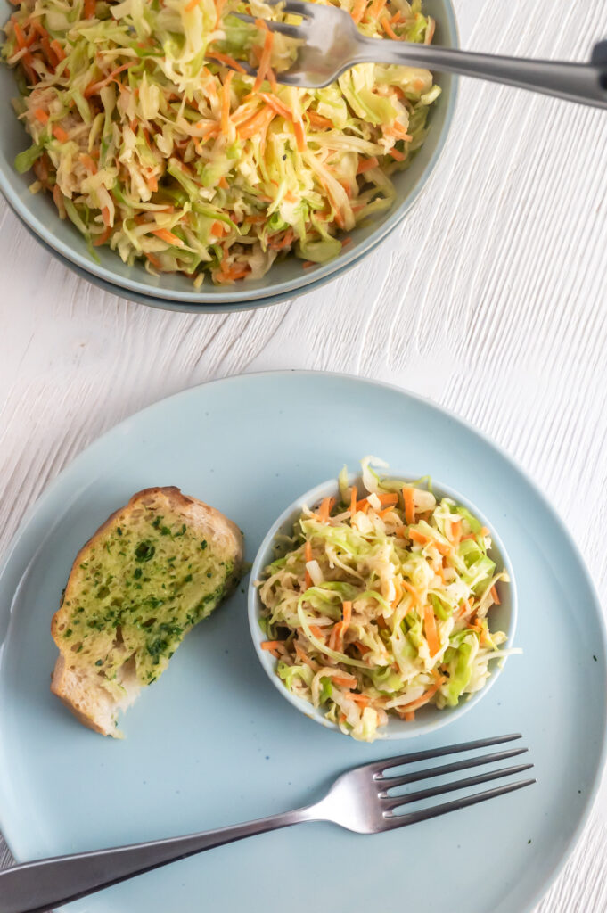So gelingt ein Coleslaw aus Weißkohl ohne Mayo und Zucker. Entdecke jetzt mein Rezept