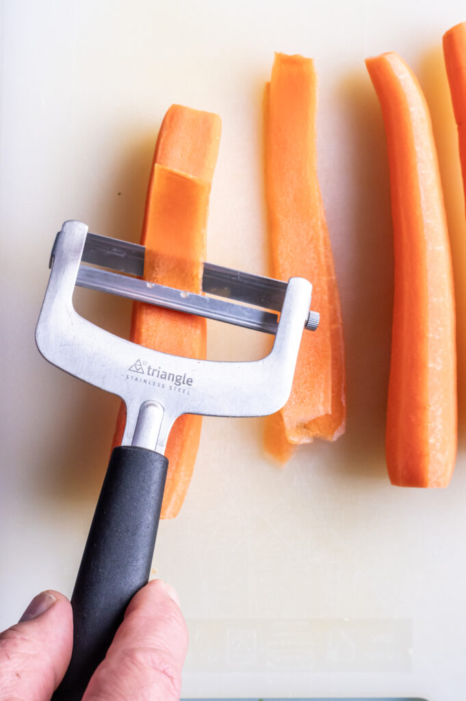 Karotten in Julienne schneiden - umso einfacher mit dem Scheibenschneider - so gelingt der Coleslaw aus Weißkohl ohne Mayo und Zucker umso einfacher.