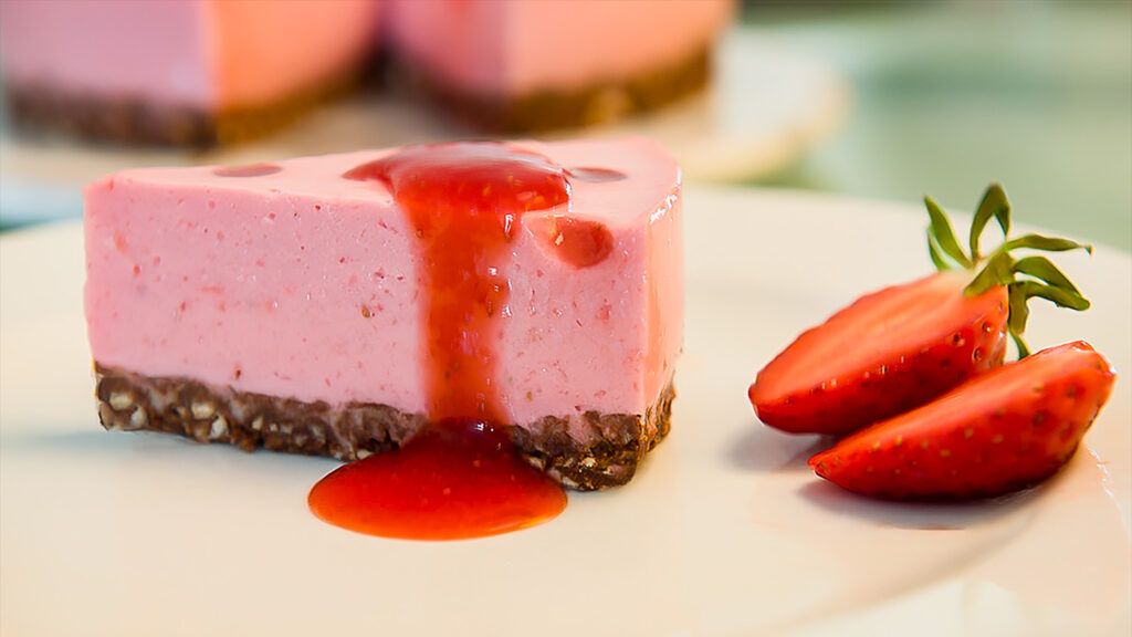 Mein Erdbeer-Joghurt-Kuchen ist ein No-Bake-Kuchen. Genauso frisch und fruchtig wie er auf dem Schokoboden schmeckt, wird er schnell und ohne Backofen fertig.