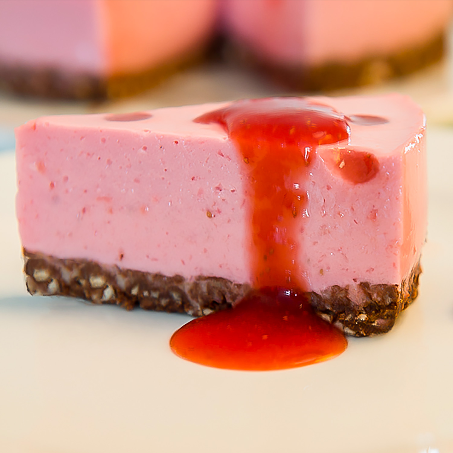 Ein kleiner Klecks über den Erdbeer-Joghurt-Kuchen und das Erdbeerpüree wird zum Hingucker, wenn es über das Stück Kuchen läuft und dickflüssig auf dem Teller ankommt. Entdecke jetzt mein Rezept.