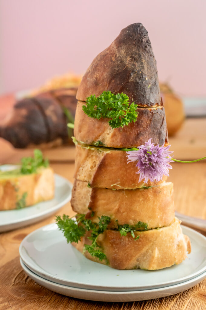 Schnell ein Kräuterbaguette selber machen. Entdecke mein einfaches Rezept auf Rezepte-SilkesWelt.de