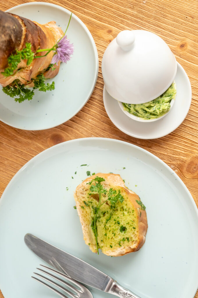 Schnell ein leckeres Kräuterbaguette selber machen. Entdecke meine Tipps und einfaches Rezept dazu.