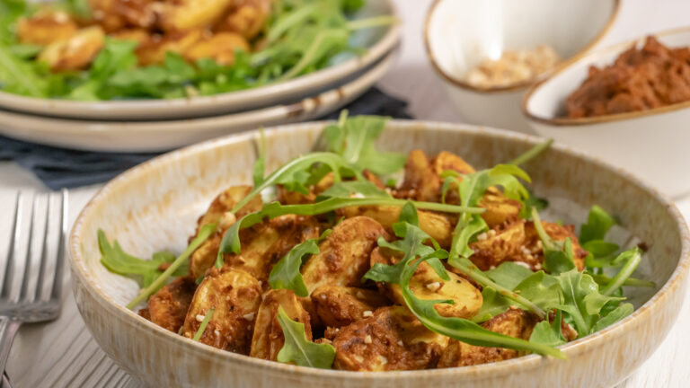 Ein einfaches Rezept für Kartoffelsalat mit Pesto aus Ofenkartoffeln und selbstgemachtem rotem Pesto. Gemeinsam mit frischem Rucola und gerösteten Cashewkernen.