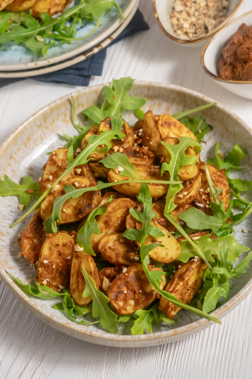 Einfache Rezepte mit Salat Rezepte-SilkesWelt.de Ein einfaches Rezept für Kartoffelsalat mit Pesto aus Ofenkartoffeln und selbstgemachtem rotem Pesto. Gemeinsam mit frischem Rucola und gerösteten Cashewkernen.