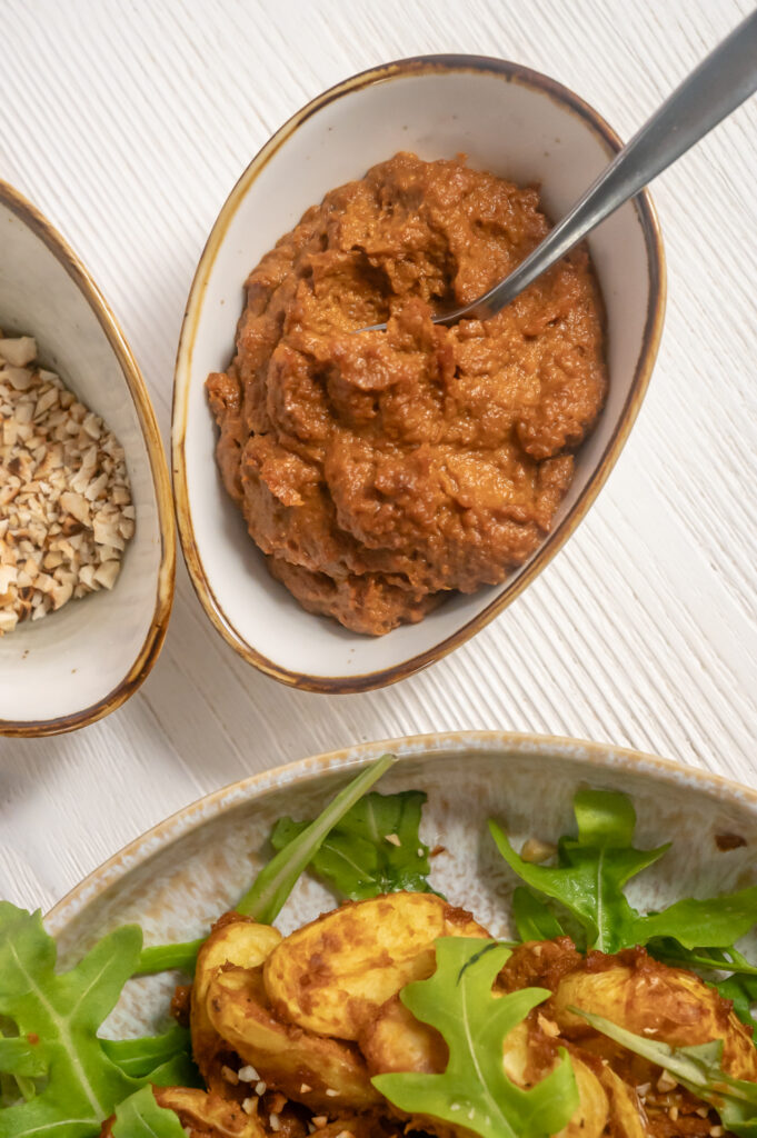 Ein einfaches Rezept für selbstgemachtes rotes Pesto, für einen mediterranen Kartoffelsalat mit Pesto. Gemeinsam mit frischem Rucola und gerösteten Cashewkernen.