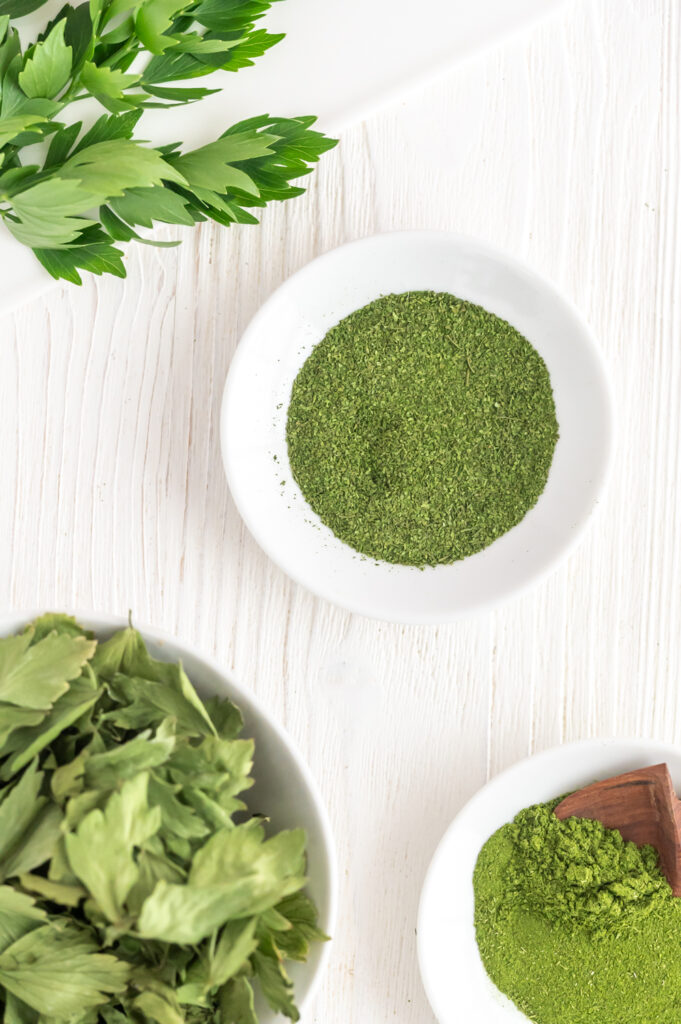 Liebstöckel trocknen und einsetzen Rezepte-SilkesWelt.de Liebstöckel trocknen und einsetzen Rezepte-SilkesWelt.de