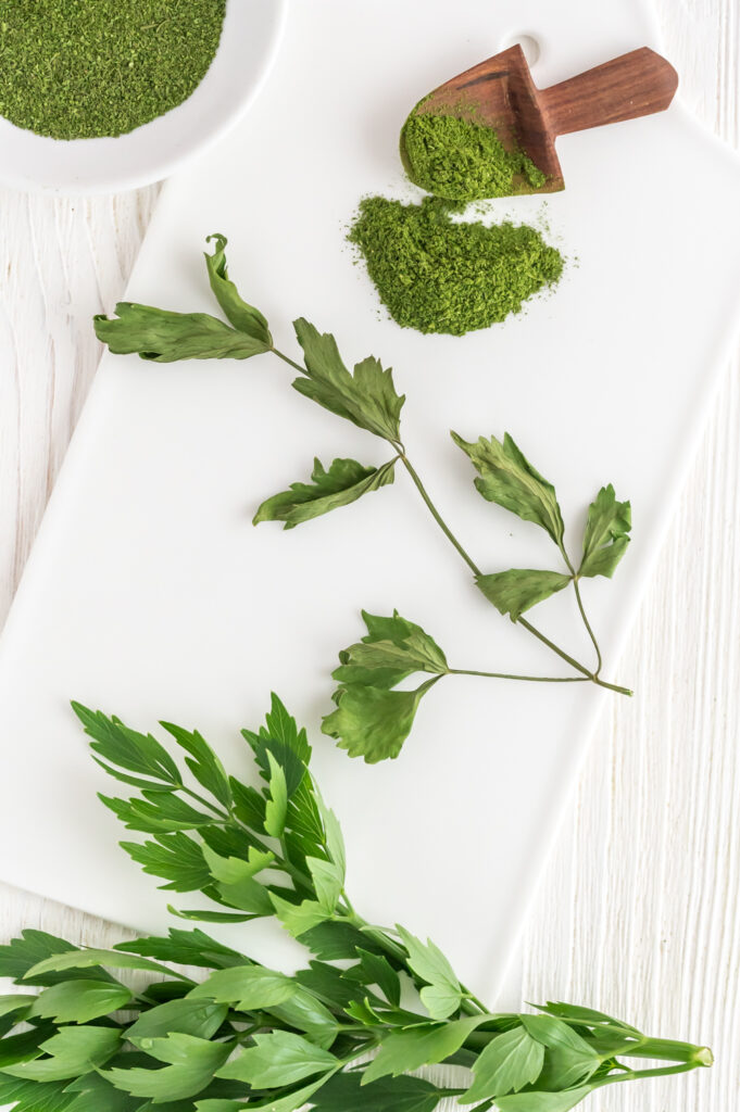 Liebstöckel trocknen und einsetzen Rezepte-SilkesWelt.de Liebstöckel trocknen und einsetzen Rezepte-SilkesWelt.de