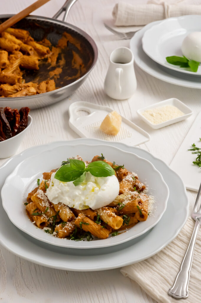 Schnelle Nudeln mit Pesto und Burrata Rezepte-SilkesWelt.de Cremige Nudeln mit Pesto und Burrata. Entdecke jetzt wie einfach sich die drei Zutaten zu einem herrlich cremigen Nudelgericht aus der Pfanne zubereiten lassen.