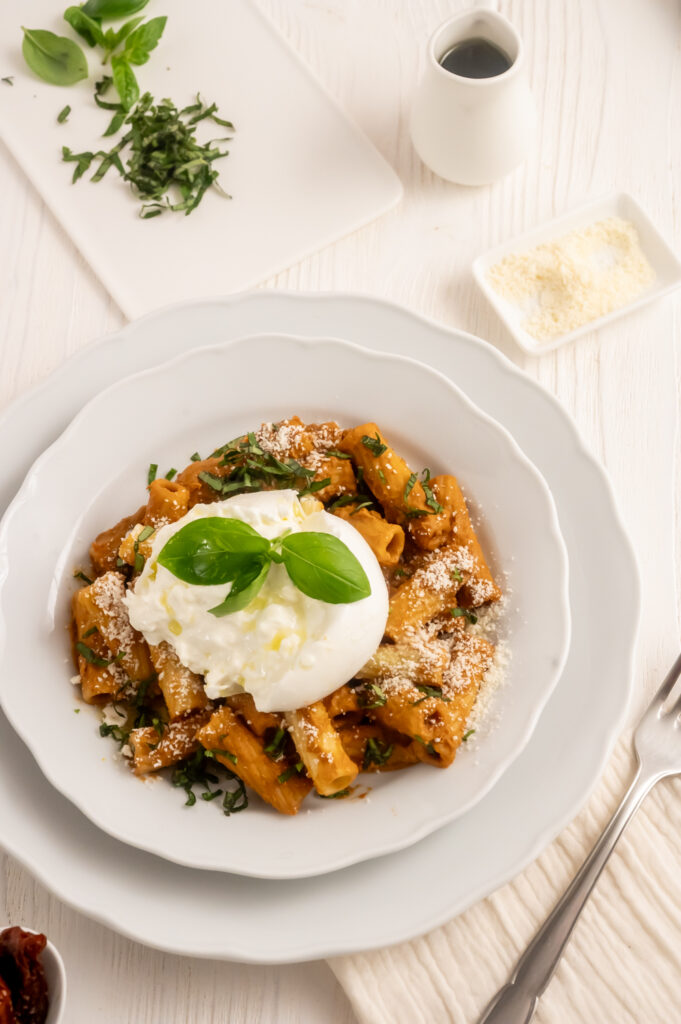 Schnelle Nudeln mit Pesto und Burrata Rezepte-SilkesWelt.de Cremige Nudeln mit Pesto und Burrata. Schnelles Rezept für Pasta mit selbst gemachtem Pesto und cremiger Burrata.
