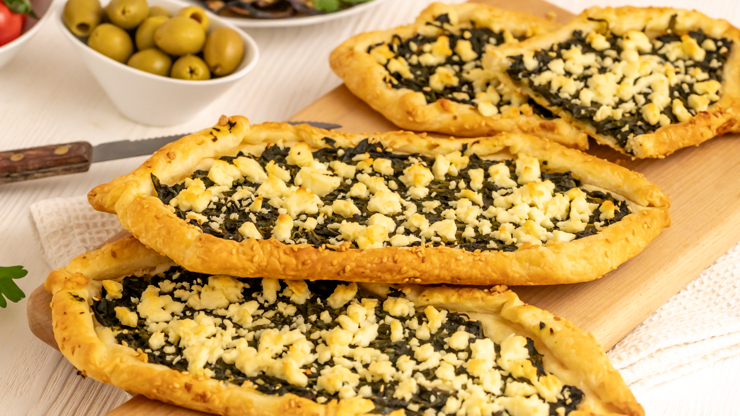 Schnelle Pide mit Spinat und Feta aus Blätterteig Rezepte-SilkesWelt.de Schnelle Pide mit Spinat und Feta aus Blätterteig Rezepte-SilkesWelt.de