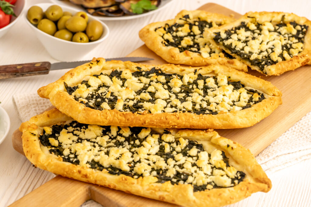 Schnelle Pide mit Spinat und Feta aus Blätterteig Rezepte-SilkesWelt.de Schnelle Pide mit Spinat und Feta aus Blätterteig Rezepte-SilkesWelt.de