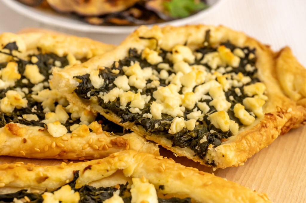 Schnelle Pide mit Spinat und Feta aus Blätterteig Rezepte-SilkesWelt.de Knusprige Pide mit Spinat auf Blätterteig. Sie schmecken köstlich und sind in nur 20 Minuten fertig gebacken. Entdecke jetzt mein Rezept.