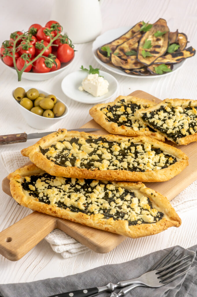 Schnelle Pide mit Spinat und Feta aus Blätterteig Rezepte-SilkesWelt.de Knusprige Pide mit Spinat aus Blätterteig sind die ideale schnelle Alternative zum klassischen Hefeteig. Sie schmecken köstlich und sind in nur 20 Minuten fertig gebacken – perfekt, wenn es mal schnell gehen soll! Probiere es jetzt aus und genieße deine eigene, vielseitige Pide.