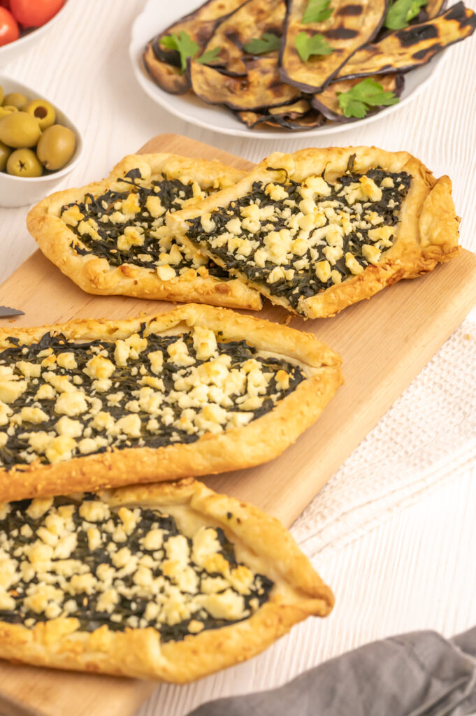 Schnelle Pide mit Spinat und Feta aus Blätterteig Rezepte-SilkesWelt.de Schnelle Pide mit Spinat und Feta aus Blätterteig Rezepte-SilkesWelt.de