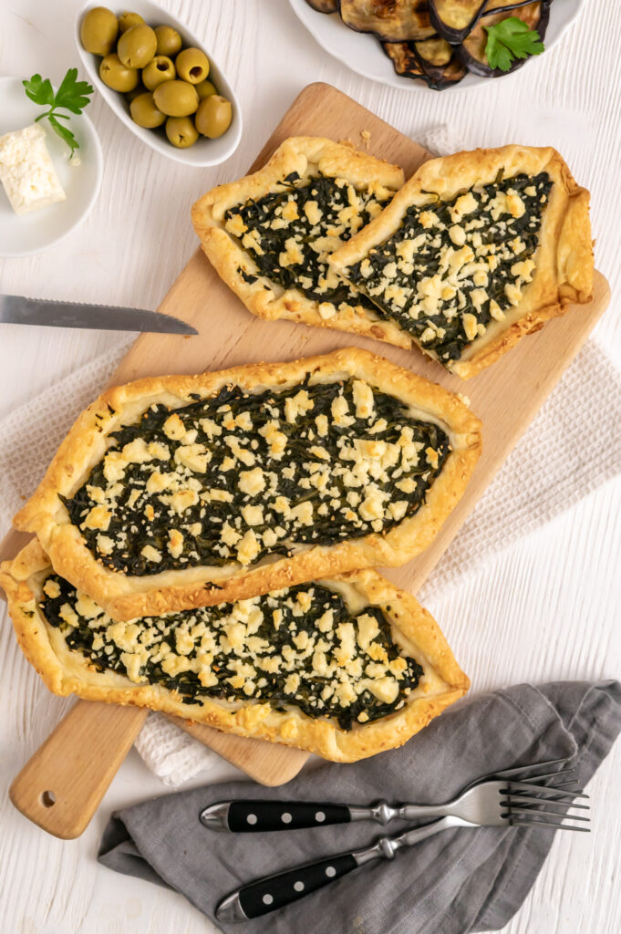 Schnelle Pide mit Spinat und Feta aus Blätterteig Rezepte-SilkesWelt.de Schnelle Pide mit Spinat und Feta aus Blätterteig Rezepte-SilkesWelt.de