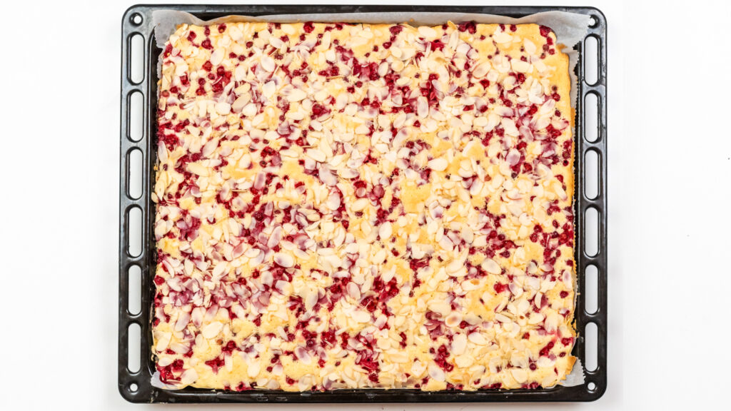 Schneller Blechkuchen mit Johannisbeeren selbermachen