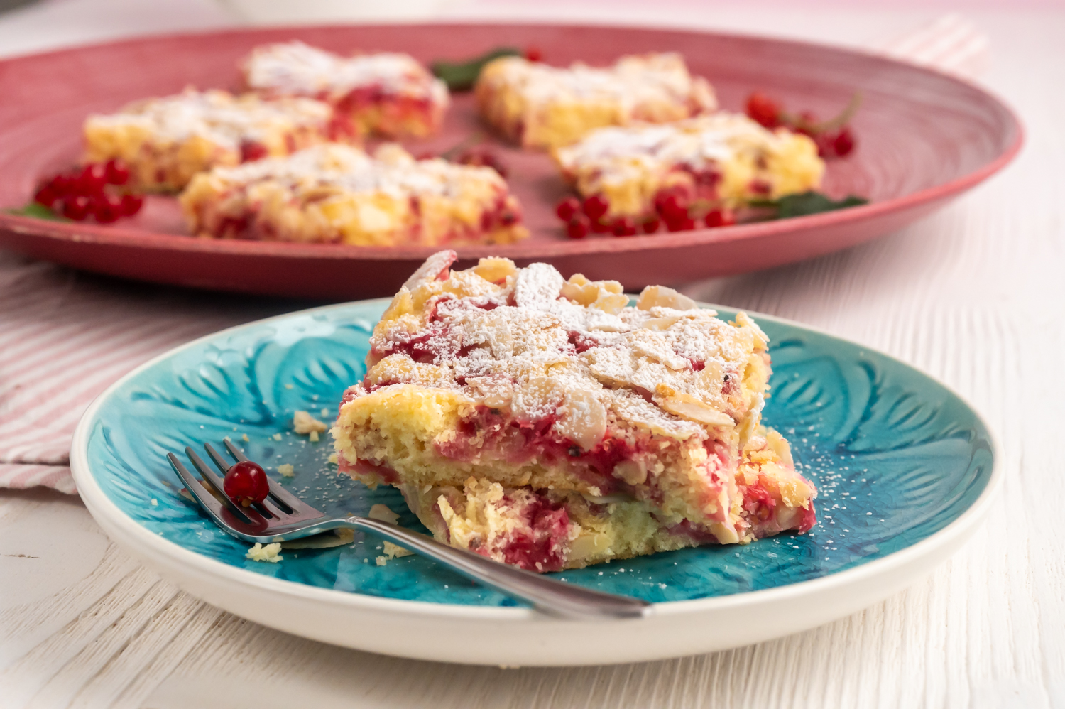 Schneller Blechkuchen mit Johannisbeeren Rezepte-SilkesWelt.de Blechkuchen aus Rührteig mit saftigen Roten Johannisbeeren und dazu knackige Mandeln. Das ist mein schneller Blechkuchen mit Johannisbeeren. Eine der leckersten Möglichkeiten einen Blechkuchen mit Obst zu toppen.