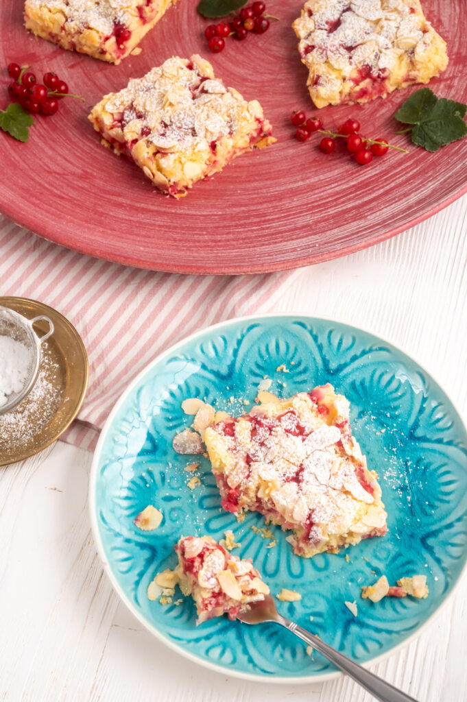 Schneller Blechkuchen mit Johannisbeeren Rezepte-SilkesWelt.de Fluffiger Blechkuchen mit Johannisbeeren. Eine der leckersten Möglichkeiten einen Blechkuchen mit Obst zu toppen. Entdecke mein Rezept auf Rezepte-SilkesWelt.de