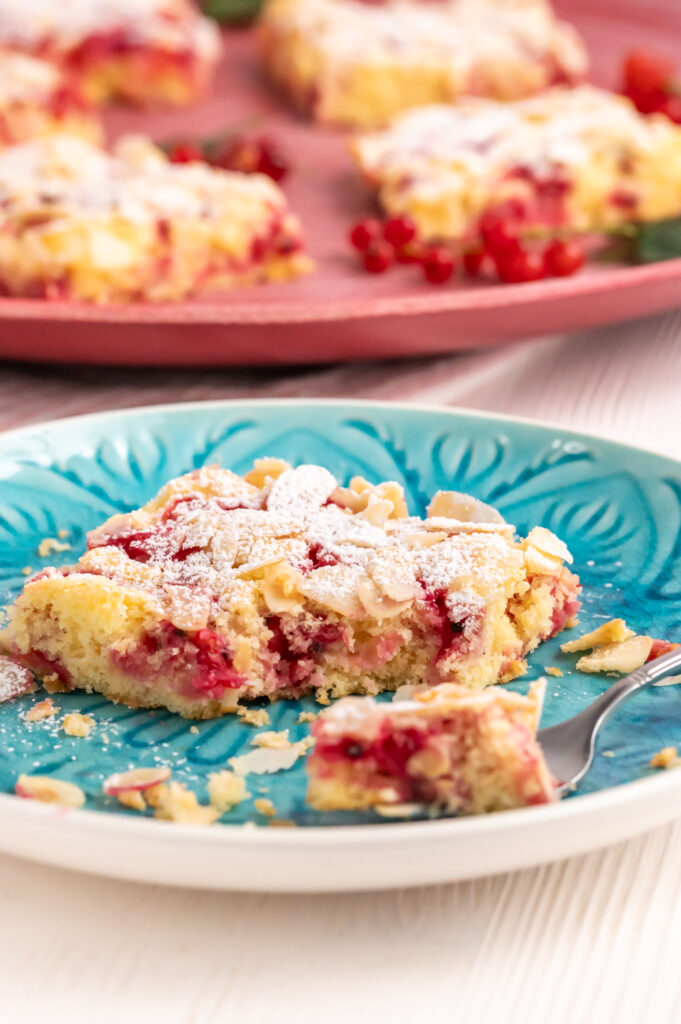 Schneller Blechkuchen mit Johannisbeeren Rezepte-SilkesWelt.de Fluffiger Blechkuchen mit Johannisbeeren. Eine der leckersten Möglichkeiten einen Blechkuchen mit Obst zu toppen. Entdecke mein Rezept.