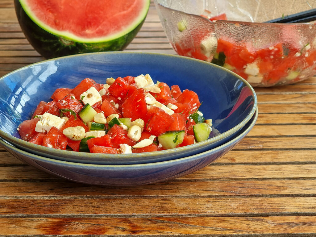 Einfacher Melonen-Feta Salat mit Gurke Rezepte-SilkesWelt.de Mein Rezept für Melonen-Feta-Salat mit Gurke und Minze bringt eine erfrischende Geschmacksexplosion direkt auf den Teller.