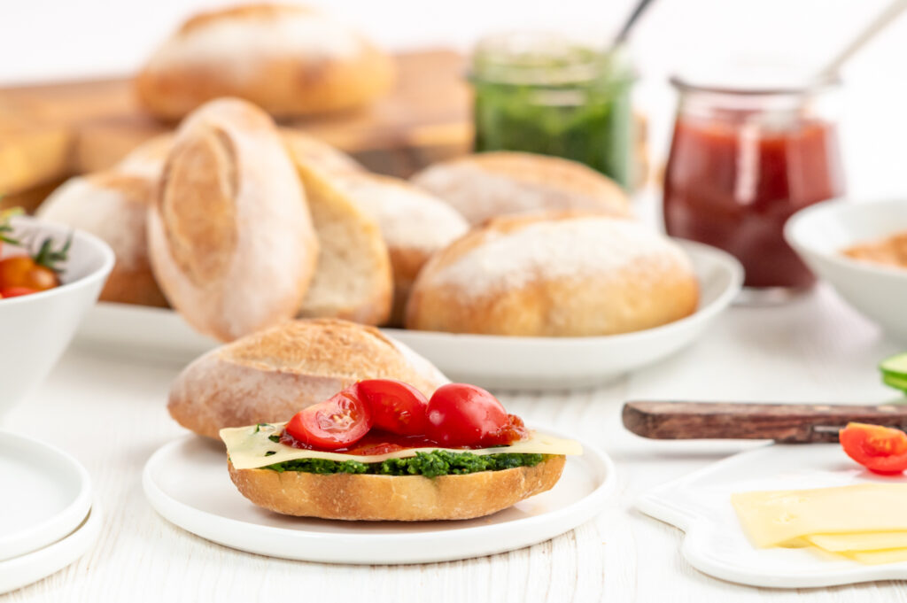 Einfache Wasserweck selbst backen und mit selbstgemachtem Petersilien-Cashew-Pesto, Käse und eigener Tomatenmarmelade genießen.