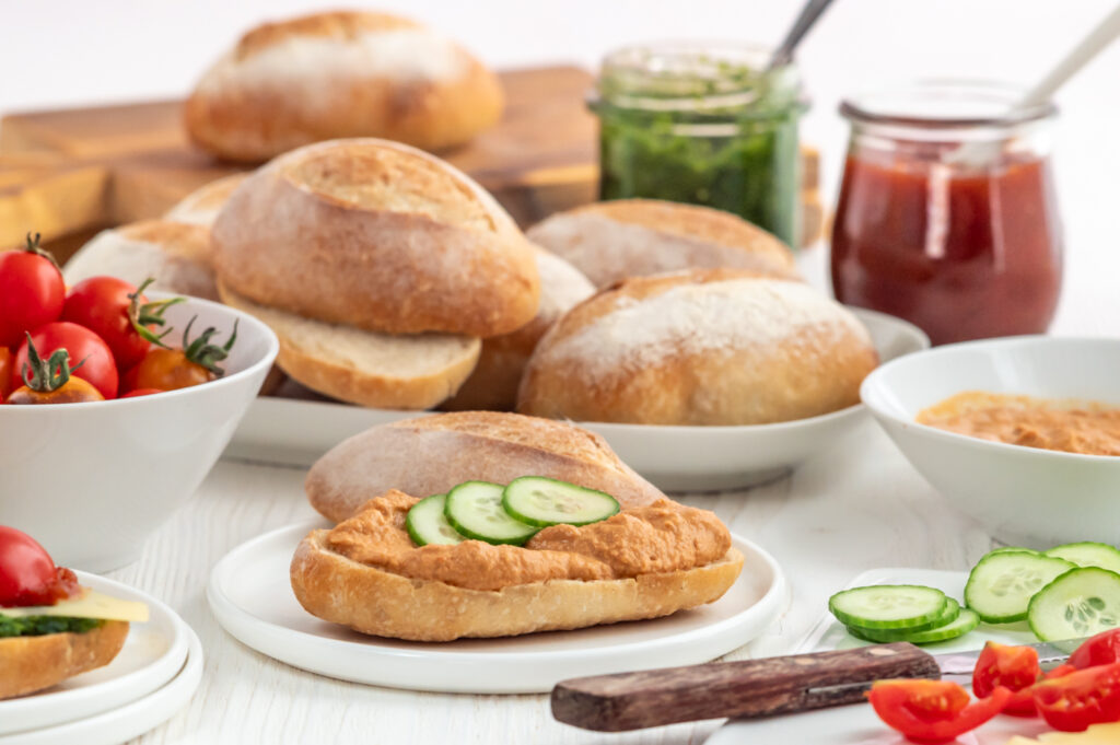 Einfache Wasserweck selbst backen und mit selbstgemachtem Frsichkäse-Paprika_chili Brotaufstrich mit Gurkenscheiben, genießen.