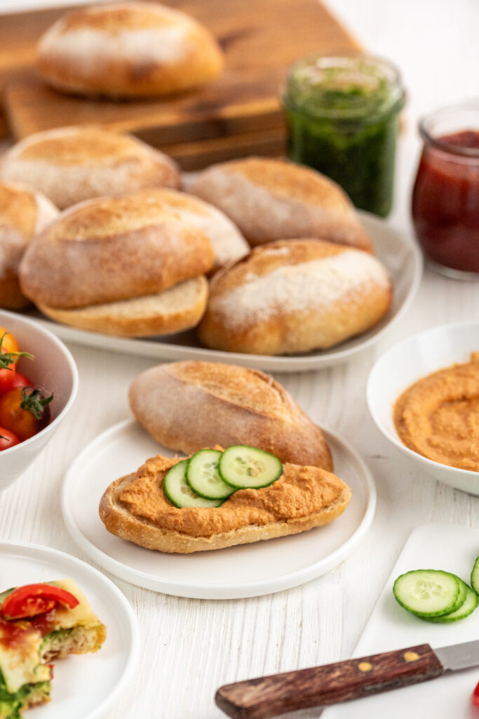 Einfaches Wasserweck selbst backen und mit selbst gemachten Brotaufstrichen genießen.