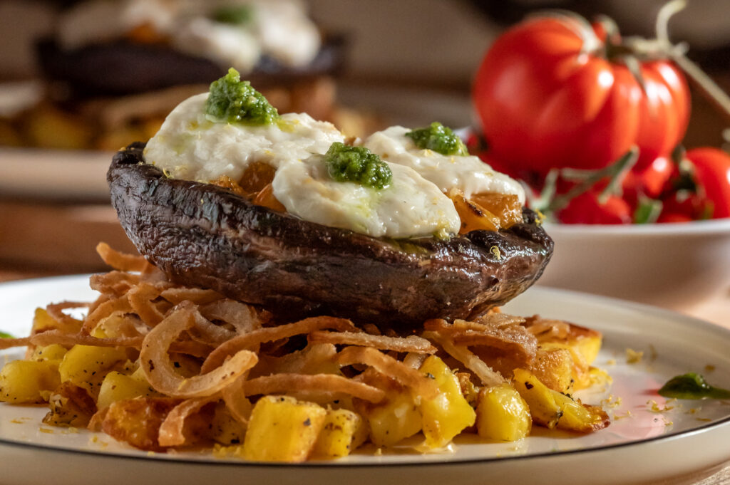 Gefüllte Riesenchampignons aus der Pfanne Rezepte-SilkesWelt.de Meine gefüllten Riesenchampignons, auch als Portobello-Pilze bekannt, serviere ich auf einem Bett aus knusprigen Bratkartoffeln und goldbraunen Röstzwiebeln, verfeinert mit aromatischem Petersilien-Pesto.