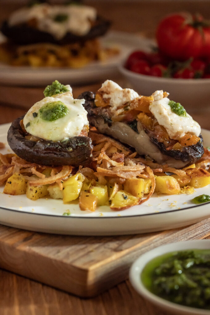 Gefüllte Riesenchampignons aus der Pfanne Rezepte-SilkesWelt.de Genieße gefüllte Riesenchampignons, die ohne Backofen oder Grill zubereitet werden. In Kombination mit frischer Tomate, saftigem Pfirsich und geschmolzenem Ziegenfrischkäse entstehen köstliche Geschmackserlebnisse.