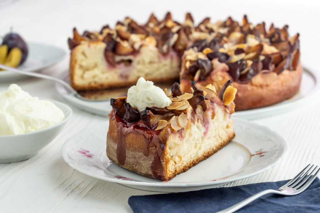 Klassischer Zwetschgenkuchen. Ein Blechkuchenrezept für die Springform.