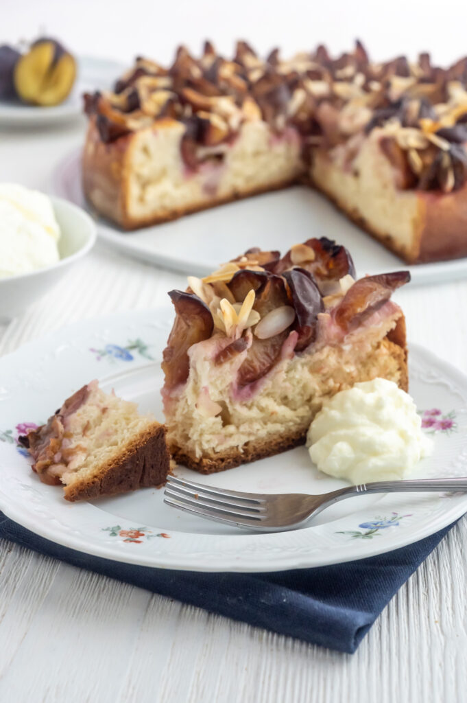 Entdecke jetzt mein Rezept für klassischer Zwetschgenkuchen aus und genieße diesen köstlichen Kuchen mit dem Saft der Zwetschgen in einem fluffigen Hefeteig.