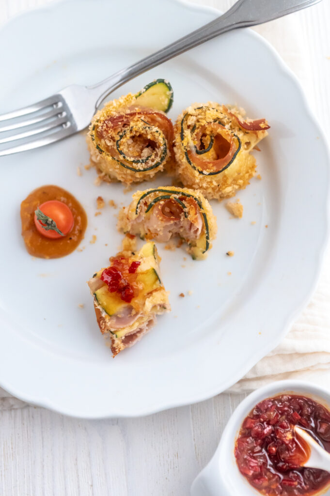Basisrezept für Zucchiniröllchen im Backofen Rezepte-SilkesWelt.de Leckere Zucchiniröllchen mit selbstgemachten Aprikosenketchup und Chili Chutney genießen.
