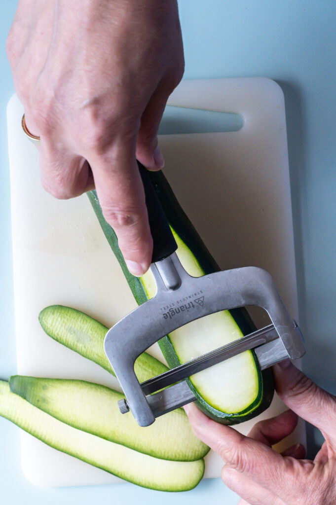 Basisrezept für Zucchiniröllchen im Backofen Rezepte-SilkesWelt.de Zucchini ganz einfach in dünne Scheiben schneiden. Einfach und schnell für Zucchiniröllchen und viele andere Rezepte.
