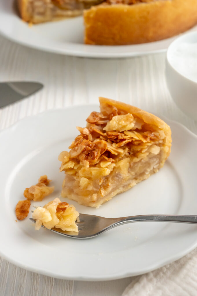 Eine knusprige Mandelschicht wie beim Bienenstich, leicht umhüllt von einem dünnen Teig, gefüllt mit Apfelstückchen. Entdecke mein Rezept für den einfachen Apfelkuchen mit Mandeln auf Rezepte-SilkesWelt.de