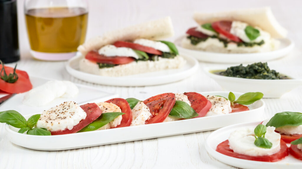 Caprese - einfacher Tomatensalat mit Mozzarella und Basilikum Rezepte-SilkesWelt.de