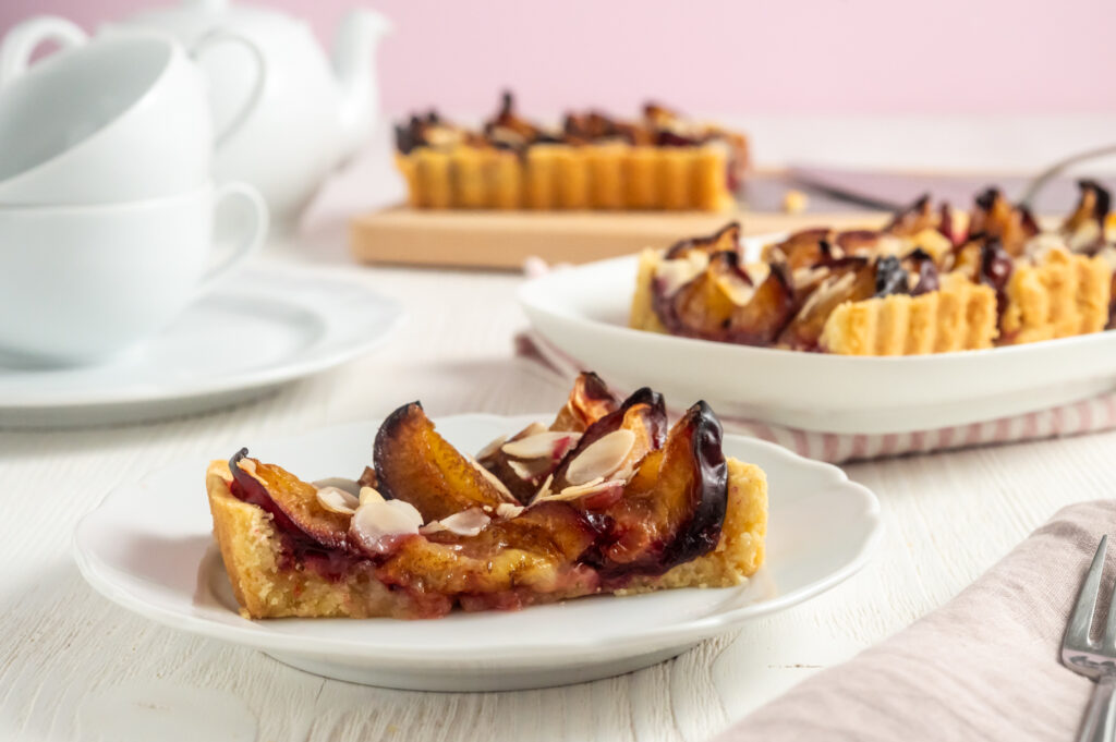 Klassische französische Zwetschgentarte Rezepte-SilkesWelt.de Zwetschgetarte mit zerbröselten Amarettinis zwischen Boden und Zwetschgen. Für eine feine Mandelnote und um den Saft der Früchte aufzunehmen.