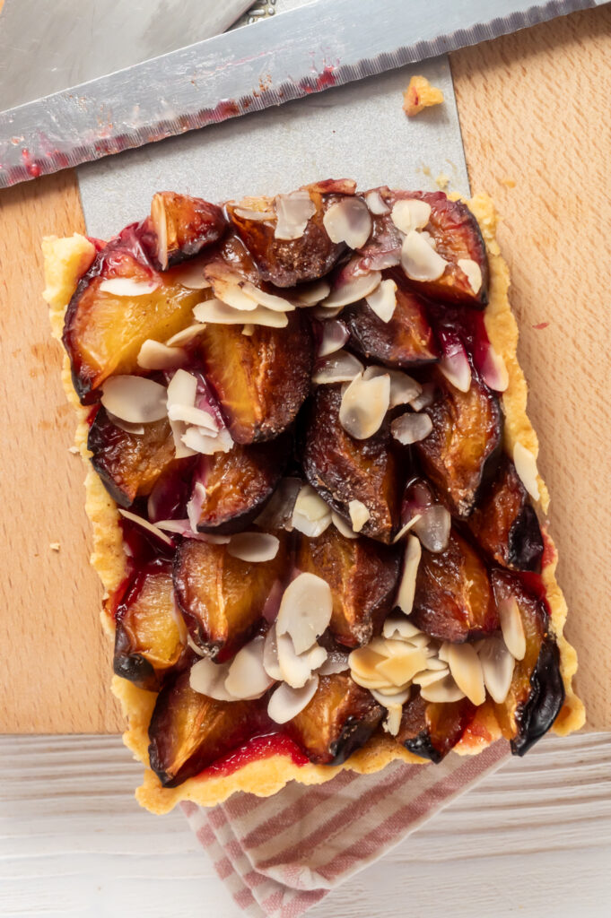 Klassische französische Zwetschgentarte Rezepte-SilkesWelt.de Zwetschgentarte mit Mürbeteig in einer Backform mit Hebeboden gebacken.