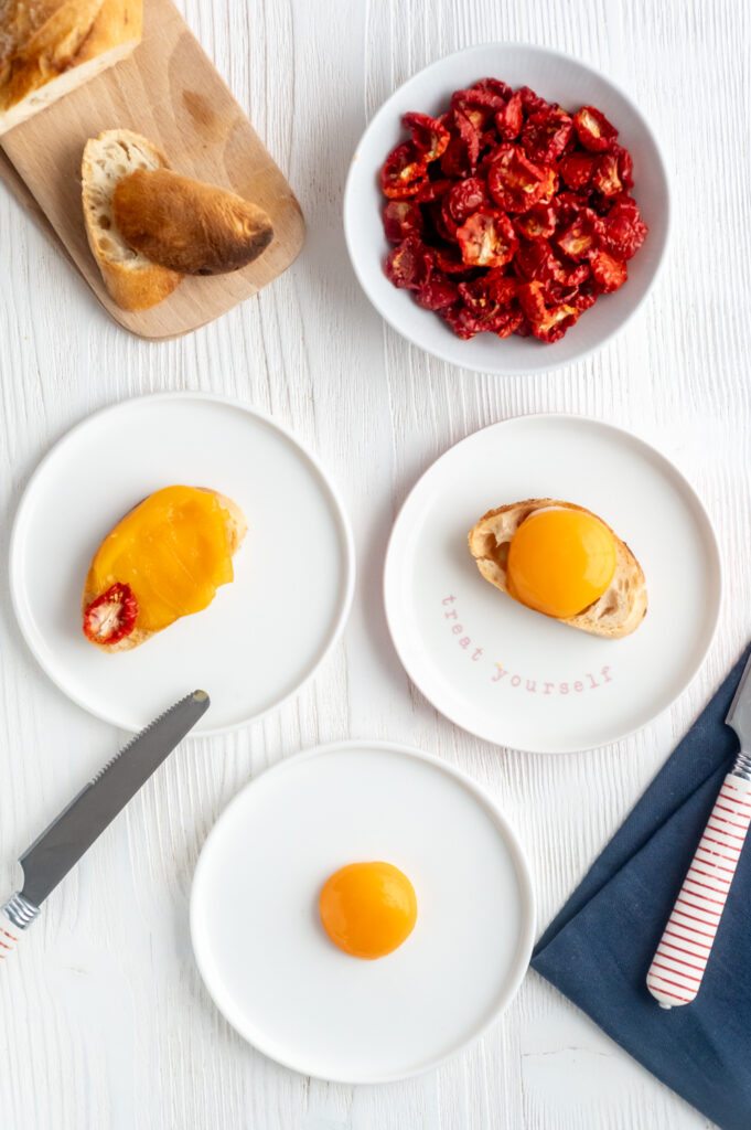 Konfiertes Eigelb ganz einfach zu Hause herstellen Rezepte-SilkesWelt.de Ein konfiertes Eigelb einfach im Ofen selbst zubereiten und überrascht mit einer feinen samtigen Textur. Entdecke mein Rezept.