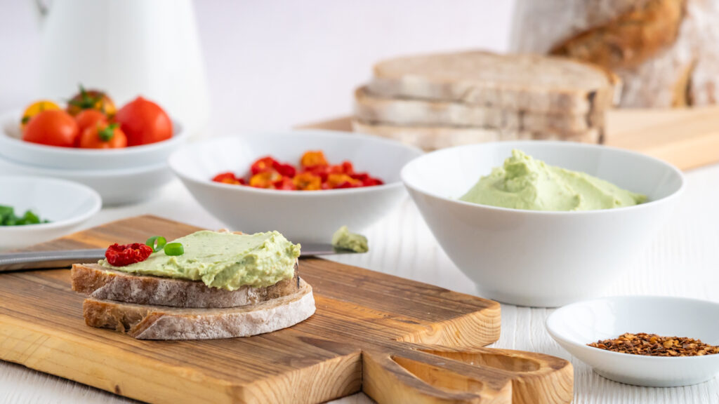 Wie man aus gefrorenen und geschälten Edamame im Handumdrehen einen proteinreichen Brotaufstrich oder Dip herstellt, zeige ich in meinem Edamole-Basisrezept.