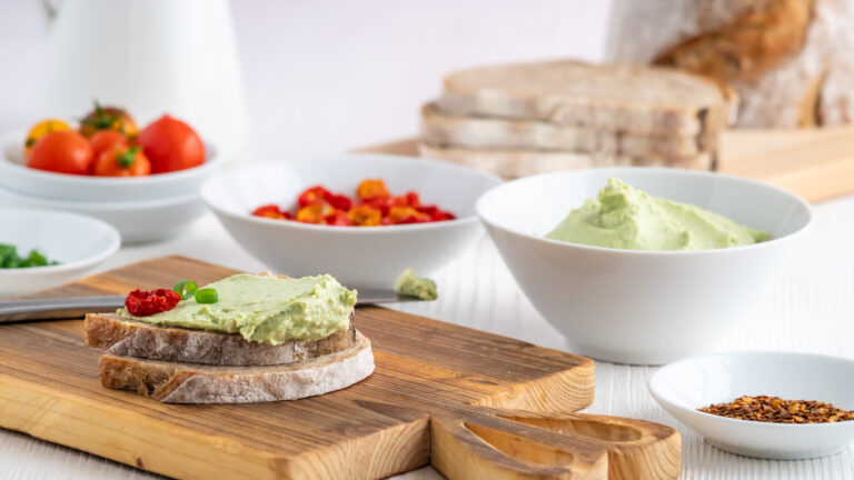 Wie man aus gefrorenen und geschälten Edamame im Handumdrehen einen proteinreichen Brotaufstrich oder Dip herstellt, zeige ich in meinem Edamole-Basisrezept.