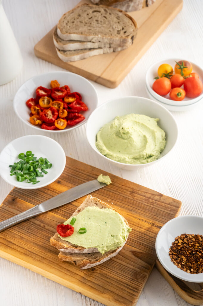 Schnelles Edamole-Basisrezept Rezepte-SilkesWelt.de Wie man aus gefrorenen und geschälten Edamame im Handumdrehen einen proteinreichen Brotaufstrich oder Dip herstellt, zeige ich in meinem Edamole-Basisrezept.