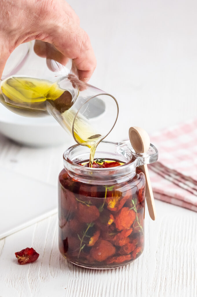 Wie Salz beim Konservieren hilft erfährst du in meinem Rezept für getrocknete Tomaten in Öl.