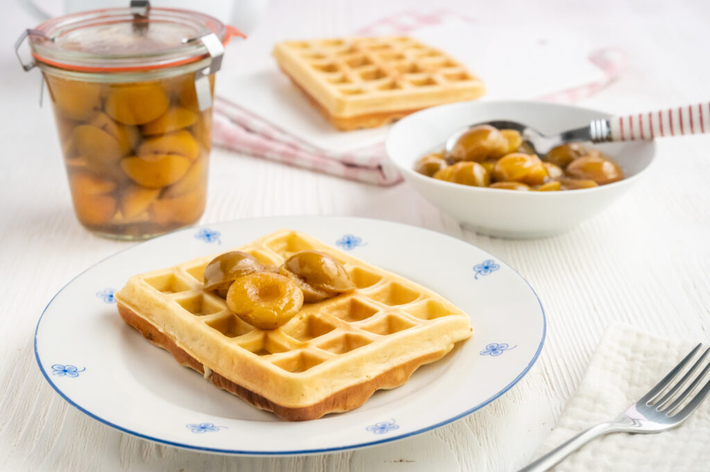 Eingelegte Mirabellen eignen sich hervorragend als Beilage zu einer Belgischen Waffel.