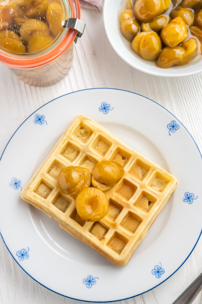 Eingelegte Mirabellen eignen sich hervorragend als Beilage zu einer Belgischen Waffel.