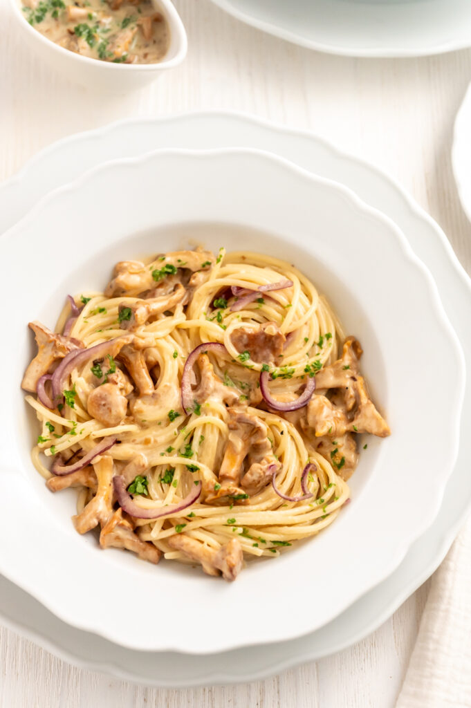 Pfifferling-Spaghetti Rezept – einfach und schnell Rezepte-SilkesWelt.de Schnelle Küche für ein leckeres Pasta-Rezept. Genieße ein köstliches Pfifferling-Spaghetti Gericht mit Sahnesauce, das im Handumdrehen zubereitet werden kann.