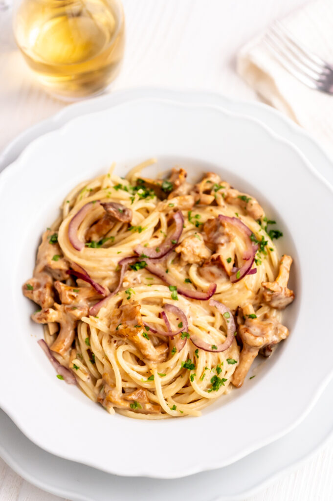 Pfifferling-Spaghetti Rezept – einfach und schnell Rezepte-SilkesWelt.de Genieße ein köstliches Pfifferling-Spaghetti Gericht mit Sahnesauce, das im Handumdrehen zubereitet werden kann. Entdecke mein Rezept auf Rezepte-SilkesWelt.de