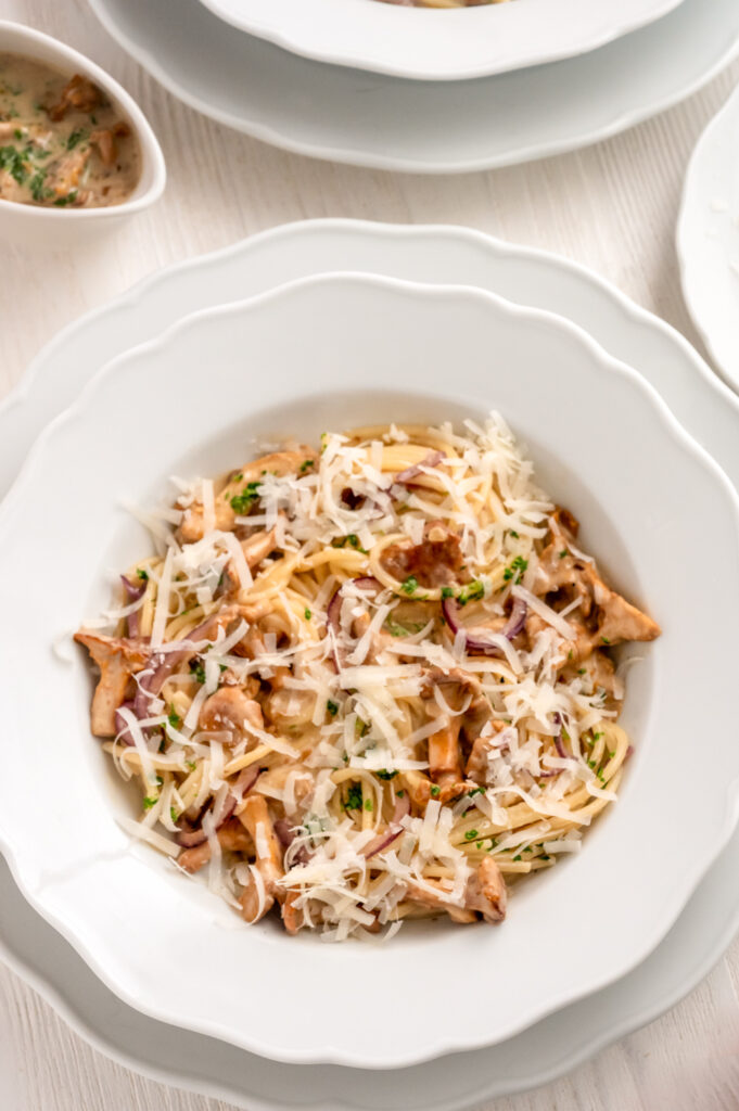 Pfifferling-Spaghetti Rezept – einfach und schnell Rezepte-SilkesWelt.de Schnelle Küche für ein leckeres Pasta-Rezept. Genieße ein köstliches Pfifferling-Spaghetti Gericht mit Sahnesauce und Käse nach Belieben.