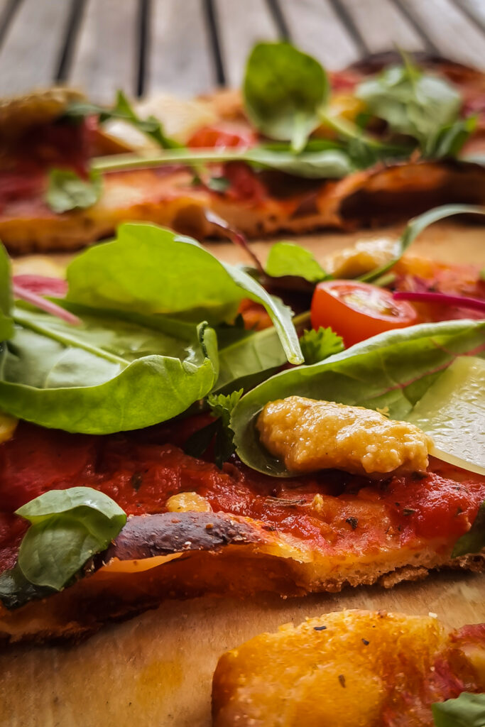 Einfaches Pizzateig-Grundrezept mit Dinkelmehl Rezepte-SilkesWelt.de Mein Pizzateig-Grundrezept mit Dinkelmehl findest Du hier mit all meinen Tipps und Tricks für einen allgemein gut verträglichen und wunderbar weichen Pizzateig.