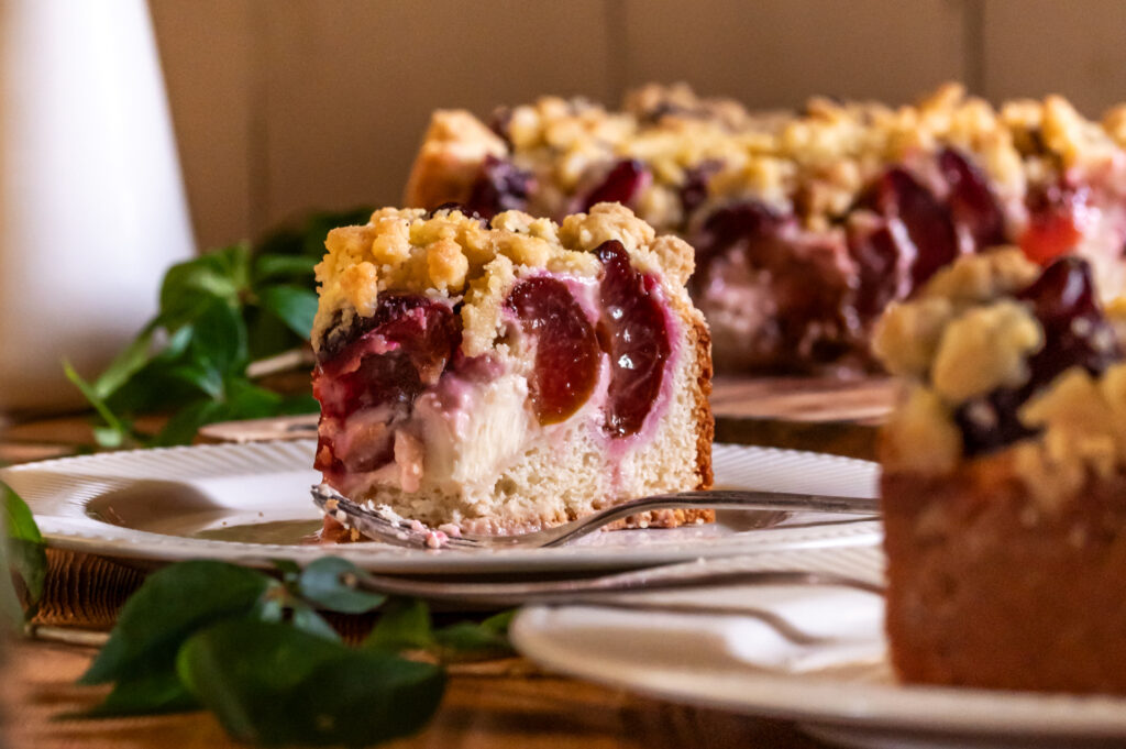 Einfach und schnell einen Zwetschgenkuchen mit Quark-Öl-Teig zubereiten. Mit Pudding und Streuseln ein absoluter Genuss.
