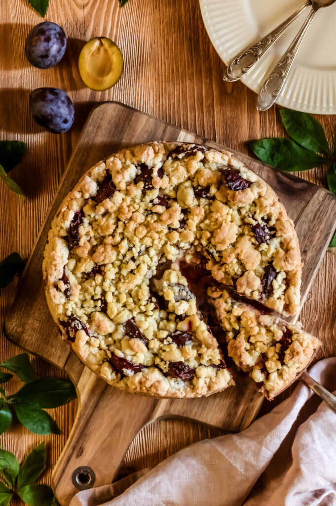 Zwetschgenkuchen mit Pudding und Streuseln ist genial. Einfach und schnell als Zwetschgenkuchen mit Quark-Öl-Teig gebacken umso besser. Entdecke mein Rezept.